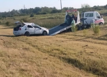 Se quedó dormido y volcó mientras viajaba sobre autopista