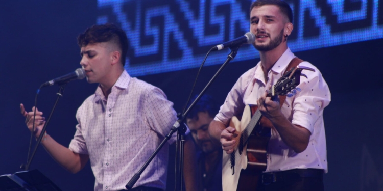 Son de Irigoyen y Casalegno y la rompieron en Cosquín: la noche consagratoria de Ramiro y Valentín