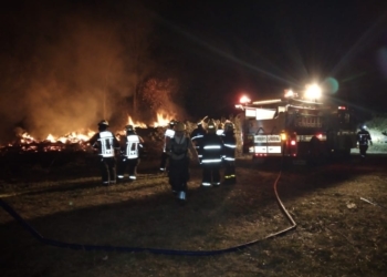 Humo y malestar: durante dos noches ardió el basural de Pueblo Andino