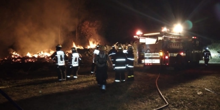 Humo y malestar: durante dos noches ardió el basural de Pueblo Andino