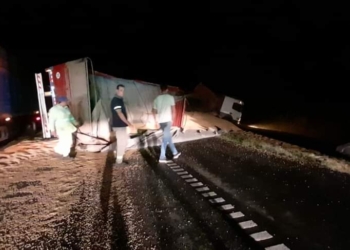 Un camión volcó en autopista en medio del temporal a la altura de Arocena