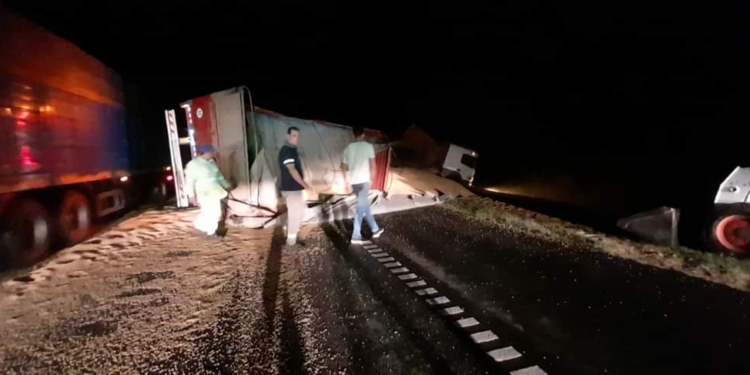 Un camión volcó en autopista en medio del temporal a la altura de Arocena