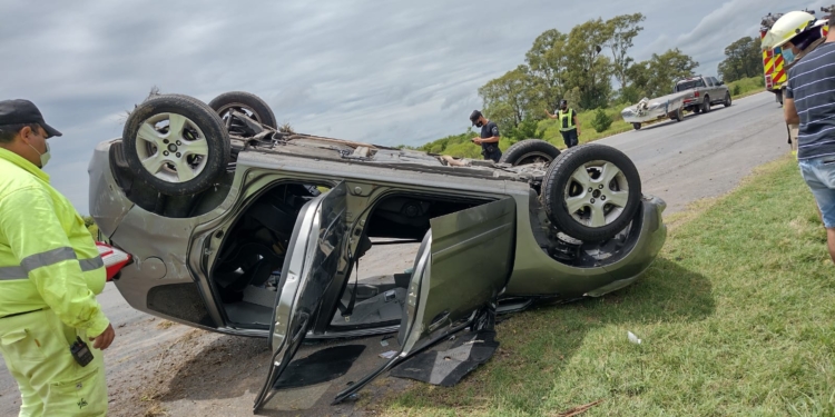 Monje: una familia volcó tras reventar un neumático de su auto en autopista