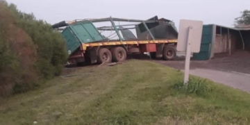 Impactante vuelco de un camión sobre la autopista en Villa La Ribera