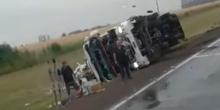 Ruta 34: un camión volcó su carga a la altura de Larguía