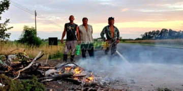 Productores avícolas cortaron la Ruta 11: «Sin luz no va a quedar viva ni una gallina»