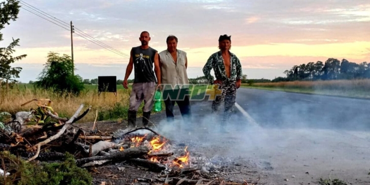 Productores avícolas cortaron la Ruta 11: «Sin luz no va a quedar viva ni una gallina»