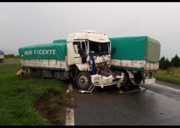 Un herido al impactar dos camiones sobre autopista en Barrancas 