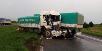 Un herido al impactar dos camiones sobre autopista en Barrancas 