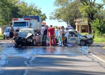 Impresionante choque frontal en la Colonia de Oliveros: un conductor herido