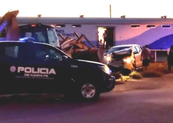 El tren de pasajeros y una camioneta impactaron en Díaz