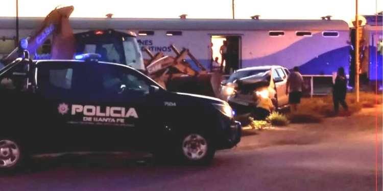 El tren de pasajeros y una camioneta impactaron en Díaz