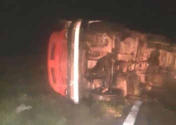 Monje: un camión volcó en autopista en la madrugada