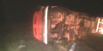 Monje: un camión volcó en autopista en la madrugada