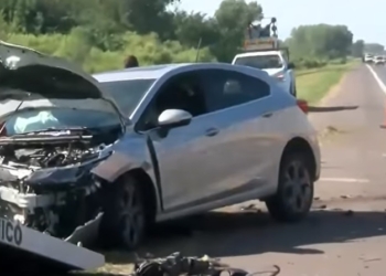 Dos vehículos cruzaron de carril en autopista y chocaron a un auto: un herido grave