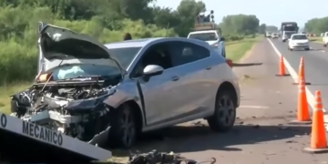 Dos vehículos cruzaron de carril en autopista y chocaron a un auto: un herido grave