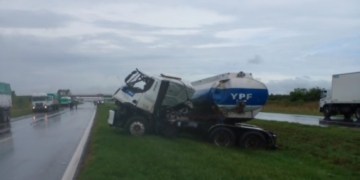 Barrancas: chocó un camión de YPF cargado con combustible y cortaron autopista