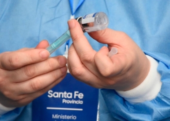 Habilitaron la vacunación covid de terceras dosis sin turno para mayores de 18