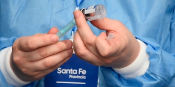 Habilitaron la vacunación covid de terceras dosis sin turno para mayores de 18