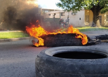 Quema de cubiertas en Salto Grande por las trabajadoras despedidas del Hogar de Ancianos
