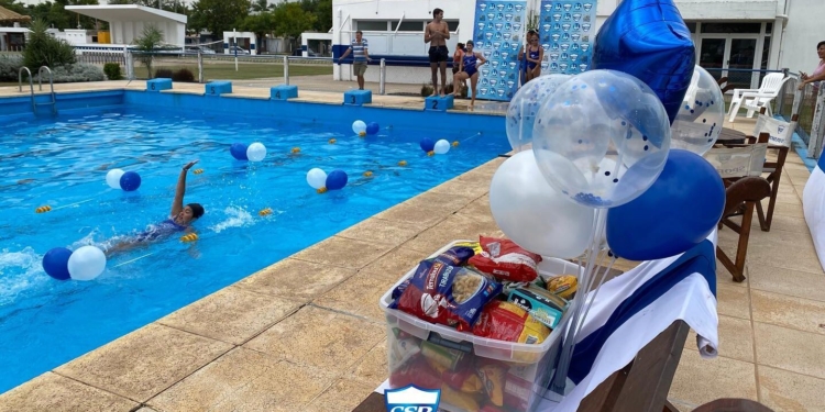 Sp. Rivadavia realizó la jornada de nado solidario y entregó alimentos a la Casa de la Niña