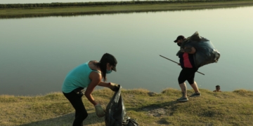 Demasiada basura: limpiaron las costas de los ríos en Puerto Aragón y Gaboto