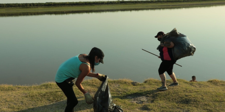 Demasiada basura: limpiaron las costas de los ríos en Puerto Aragón y Gaboto