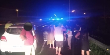 Adoquines en autopista, asalto a mano armada y una mujer lastimada