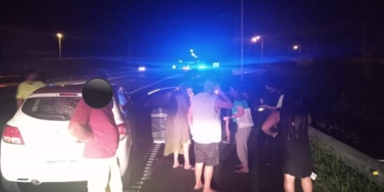 Adoquines en autopista, asalto a mano armada y una mujer lastimada