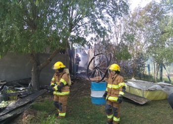 Un incendio consumió una vivienda precaria en Puerto Aragón