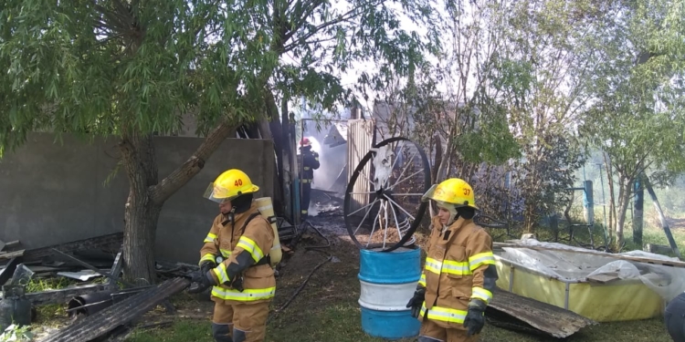 Un incendio consumió una vivienda precaria en Puerto Aragón