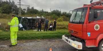 Murió otro hombre y ya son dos las víctimas fatales por el vuelco del colectivo en autopista