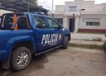 Unos 30 jóvenes se trenzaron a golpes en Maciel: un detenido y un móvil dañado