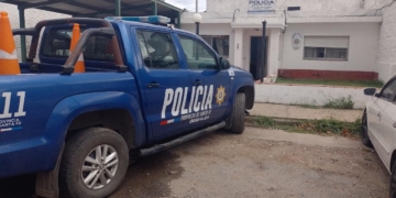 Unos 30 jóvenes se trenzaron a golpes en Maciel: un detenido y un móvil dañado