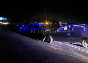 Adoquines en la autopista provocaron un triple choque