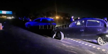 Adoquines en la autopista provocaron un triple choque