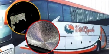 Reventaron a piedrazos una ventanilla de un colectivo entre Puerto San Martín y Timbúes