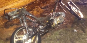 Una moto se incendió sobre Ruta 65 y tuvo daños totales