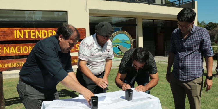 Isleños de Gaboto firmaron el acta con Parques Nacionales y no serán desalojados