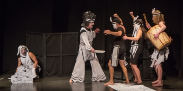 Obra de teatro, artesanos y puestos de comida en Andino