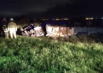 Tragedia en autopista: volcó un camión, un policía murió y el conductor está herido