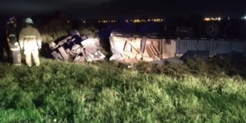 Tragedia en autopista: volcó un camión, un policía murió y el conductor está herido