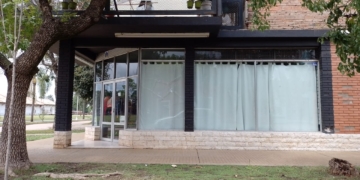 Un joven de Oliveros rompió una vidriera de un puñetazo en Maciel: fue detenido