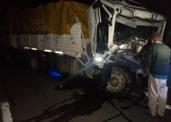 Fuerte choque entre camiones sobre autopista en Arocena: un herido