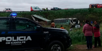 Un camionero fue rescatado tras un impactante despiste en autopista