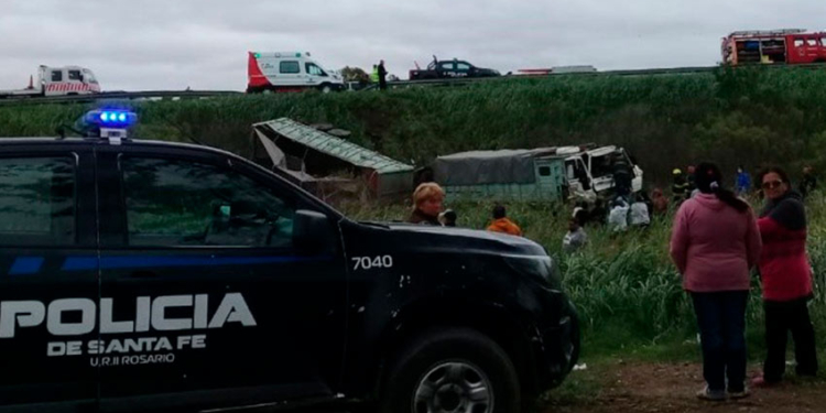 Un camionero fue rescatado tras un impactante despiste en autopista