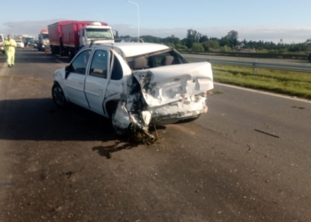 Un auto y un camión chocaron en autopista y hubo complicaciones en el tránsito