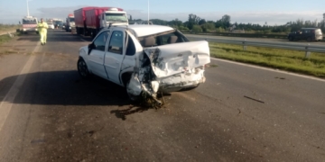 Un auto y un camión chocaron en autopista y hubo complicaciones en el tránsito