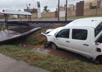 Timbúes: una camioneta terminó en la cuneta y dañó una parada de colectivo
