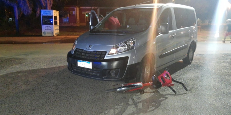 Un utilitario y una bicicleta colisionaron en pleno centro de Maciel